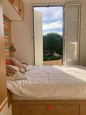 Un ou plusieurs lits dans un hébergement de l'établissement Unique Apartment with Cat in Cap dAntibes