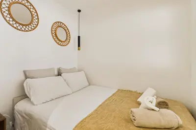 Un ou plusieurs lits dans un hébergement de l'établissement T2 Clim - 3 min plages & Balcon -4P Juan-Les-Pins