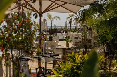 Restaurant ou autre lieu de restauration dans l'établissement T2 Clim - 3 min plages & Balcon -4P Juan-Les-Pins