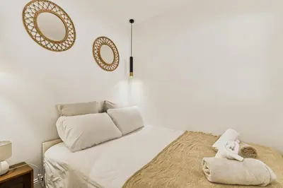 Un ou plusieurs lits dans un hébergement de l'établissement T2 Clim - 3 min plages & Balcon -4P Juan-Les-Pins