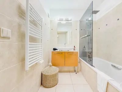 Salle de bains dans l'établissement Terranova Cannes Terrace Accommodation