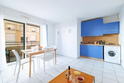 Cuisine ou kitchenette dans l'établissement Royal Park - Happy Rentals