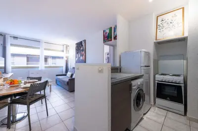 Cuisine ou kitchenette dans l'établissement 2P Palm Beach Proche Plages & Croisette