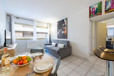 Cuisine ou kitchenette dans l'établissement 2P Palm Beach Proche Plages & Croisette