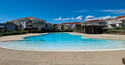Piscine de l'établissement Apartment with private garden, Pool & beach 150 m ou située à proximité
