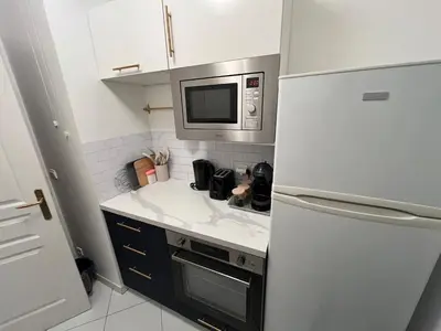 Cuisine ou kitchenette dans l'établissement Apartment with private garden, Pool & beach 150 m