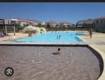 Piscine de l'établissement Apartment with private garden, Pool & beach 150 m ou située à proximité