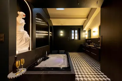 Salle de bains dans l'établissement Deluxe whirlpool bath & contemporary experience