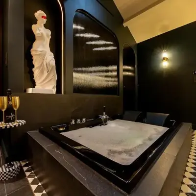 Deluxe whirlpool bath & contemporary experience