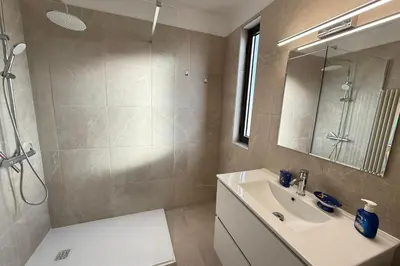 Salle de bains dans l'établissement 06DO Beau studio rénové face à la mer