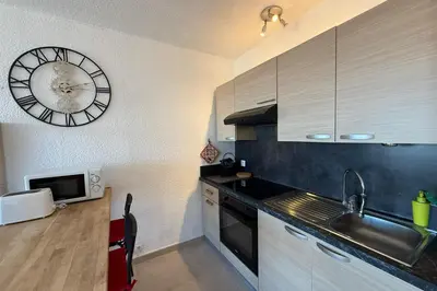 Cuisine ou kitchenette dans l'établissement 06DO Beau studio rénové face à la mer