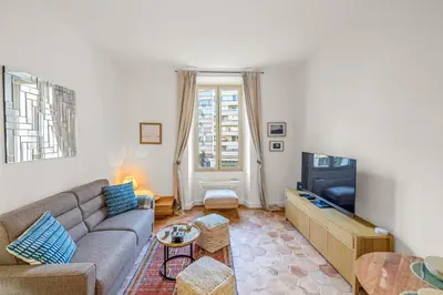 Coin salon dans l'établissement REF 2038 - Cannes - Superbe appartement deux pièces entièrement rénové