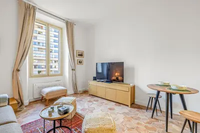 Télévision ou salle de divertissement dans l'établissement REF 2038 - Cannes - Superbe appartement deux pièces entièrement rénové