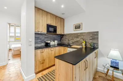 Cuisine ou kitchenette dans l'établissement REF 2038 - Cannes - Superbe appartement deux pièces entièrement rénové
