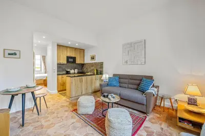 Cuisine ou kitchenette dans l'établissement REF 2038 - Cannes - Superbe appartement deux pièces entièrement rénové