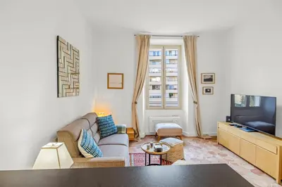 Coin salon dans l'établissement REF 2038 - Cannes - Superbe appartement deux pièces entièrement rénové