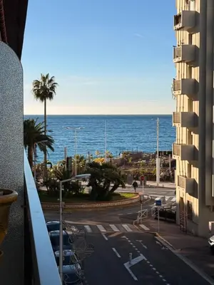 Vue générale sur la mer ou vue sur la mer prise depuis l'appartement