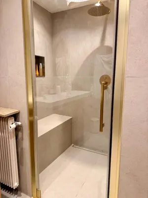Salle de bains dans l'établissement Elegance et Serenity Luxury apartment 50 m from the beach