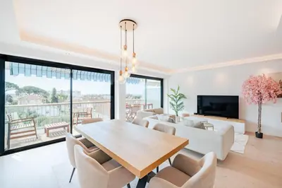 Télévision ou salle de divertissement dans l'établissement COZYSTAY - Appartement luxe 4P avec terrasse & vue mer à Cannes