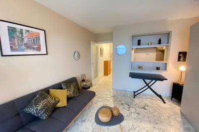 Coin salon dans l'établissement Studio avec terrasse en front de mer