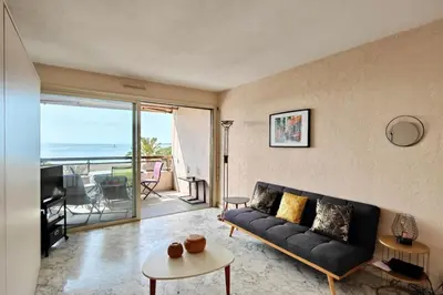Coin salon dans l'établissement Studio avec terrasse en front de mer