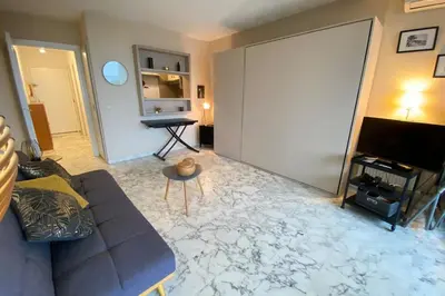 Télévision ou salle de divertissement dans l'établissement Studio avec terrasse en front de mer