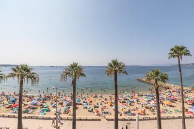 Vue générale sur la mer ou vue sur la mer prise depuis l'appartement