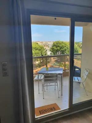 Balcon ou terrasse dans l'établissement Charment appartement à Golfe Juan