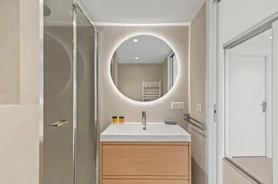 Salle de bains dans l'établissement Vue Exceptionnelle Mer et Montagne , Piscine et Tennis