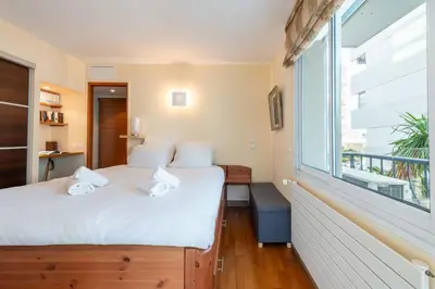Un ou plusieurs lits dans un hébergement de l'établissement 2P Cannes Au calme Esprit bord de mer