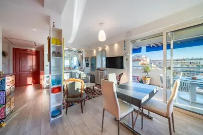 Télévision ou salle de divertissement dans l'établissement Appartement 3 pièces en dernier étage à proximité de la Croisette