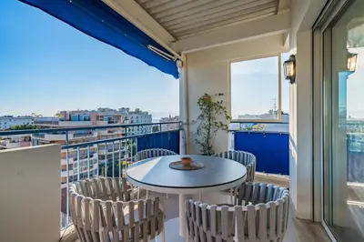 Balcon ou terrasse dans l'établissement Appartement 3 pièces en dernier étage à proximité de la Croisette