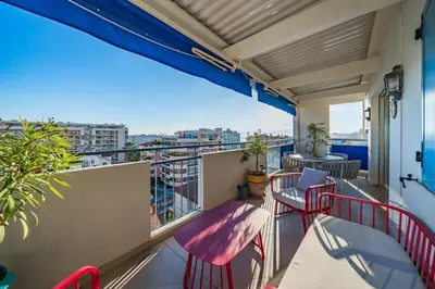 Balcon ou terrasse dans l'établissement Appartement 3 pièces en dernier étage à proximité de la Croisette