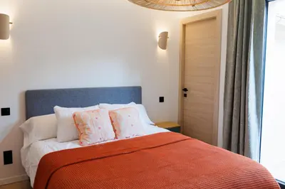 Un ou plusieurs lits dans un hébergement de l'établissement Suite Cigale Terracotta avec sauna à Antibes