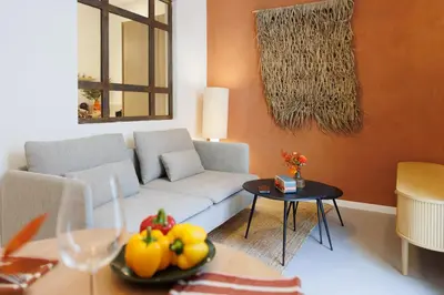 Coin salon dans l'établissement Suite Cigale Terracotta avec sauna à Antibes