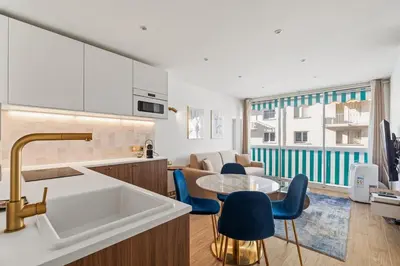 Cuisine ou kitchenette dans l'établissement Soleil d'Or 2 min des plages , Centre Juan Les Pins