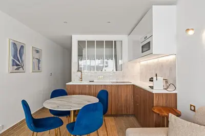 Cuisine ou kitchenette dans l'établissement Soleil d'Or 2 min des plages , Centre Juan Les Pins