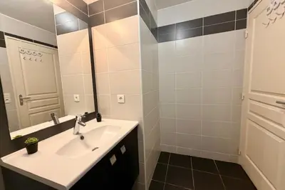 Salle de bains dans l'établissement Centre Juan-les-Pins - Proche Plages