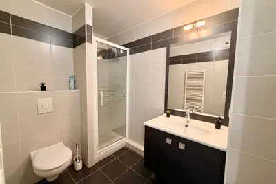 Salle de bains dans l'établissement Centre Juan-les-Pins - Proche Plages