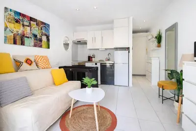 Cuisine ou kitchenette dans l'établissement Croisette, studio with garden, air conditioning