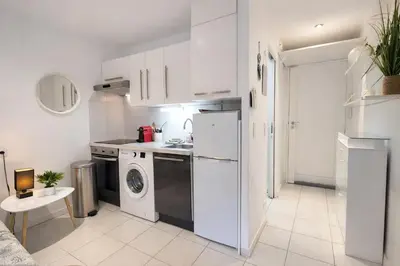 Cuisine ou kitchenette dans l'établissement Croisette, studio with garden, air conditioning
