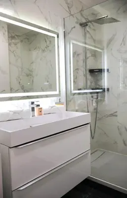 Salle de bains dans l'établissement Parenthèse azuréenne - T2 moderne et climatisé