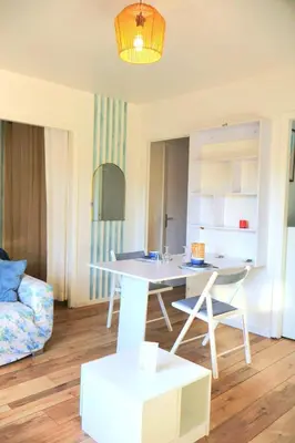 Coin salon dans l'établissement Parenthèse azuréenne - T2 moderne et climatisé
