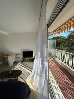 Balcon ou terrasse dans l'établissement New accommodation with balcony and parking