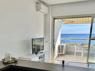 Vue générale sur la mer ou vue sur la mer prise depuis l'appartement