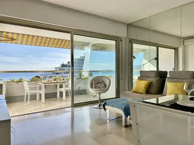Coin salon dans l'établissement Appartement Contemporain 2 Pièces – Villeneuve-Loubet Plage - FR-1-252A-139