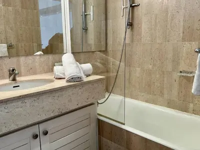 Salle de bains dans l'établissement Appartement Contemporain 2 Pièces – Villeneuve-Loubet Plage - FR-1-252A-139