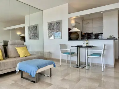 Cuisine ou kitchenette dans l'établissement Appartement Contemporain 2 Pièces – Villeneuve-Loubet Plage - FR-1-252A-139