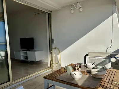 Télévision ou salle de divertissement dans l'établissement Appartement Contemporain 2 Pièces – Villeneuve-Loubet Plage - FR-1-252A-139