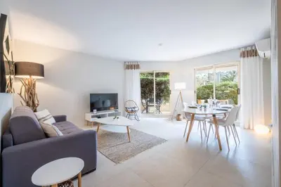 Coin salon dans l'établissement 3P et rez-de-jardin en résidence avec piscine proche centre